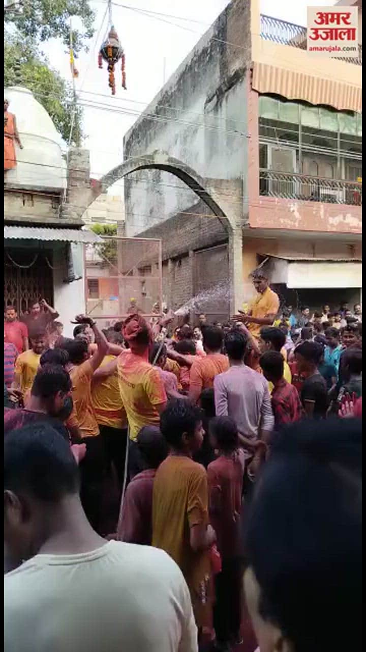 VIDEO : शाहजहांपुर में निकली विसर्जन शोभायात्रा, मटकी फोड़ने के दौरान पिलर टूटकर गिरा; हादसा टला