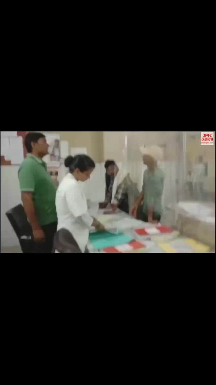VIDEO : मैनपुरी में जिला अस्पताल की इमरजेंसी से घंटों गायब रहे ड्यूटी पर तैनात डॉक्टर