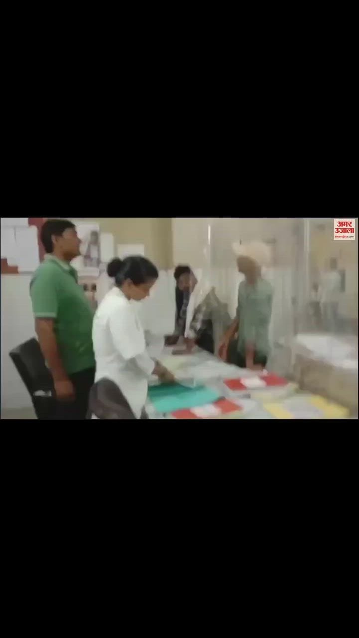VIDEO : मैनपुरी में जिला अस्पताल की इमरजेंसी से घंटों गायब रहे ड्यूटी पर तैनात डॉक्टर