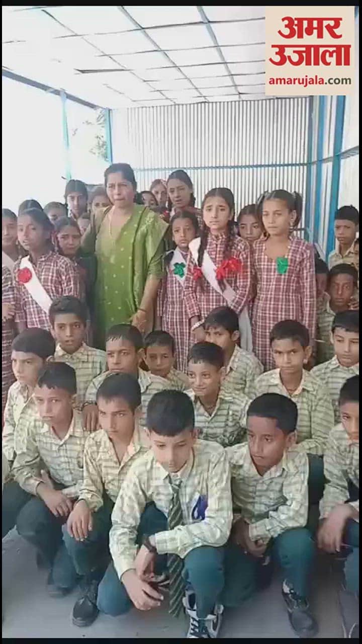 फूट-फूटकर रोने लगे विद्यार्थी।