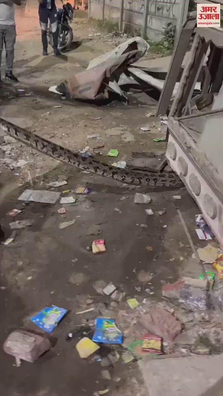 VIDEO : वाइन शॉप के काउंटर पर बैठा था विशाल अजगर...नजर पड़ी तो पीने वालों का नशा हो गया हिरन