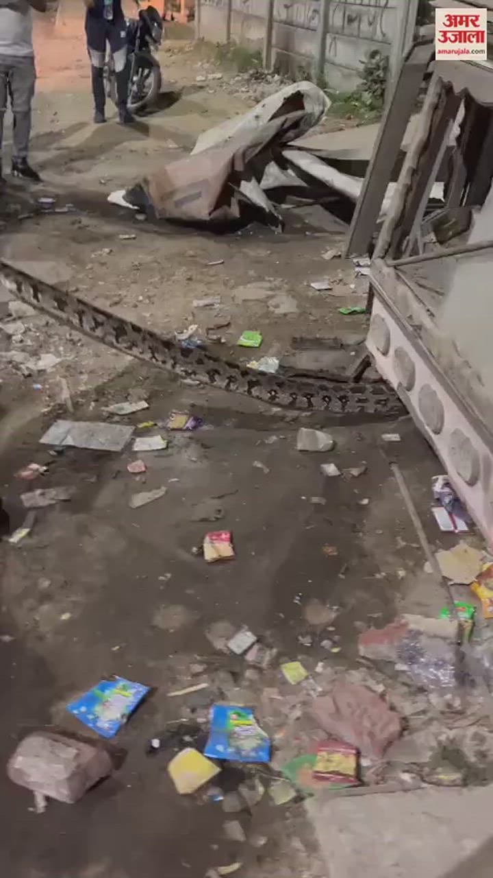 VIDEO : वाइन शॉप के काउंटर पर बैठा था विशाल अजगर...नजर पड़ी तो पीने वालों का नशा हो गया हिरन