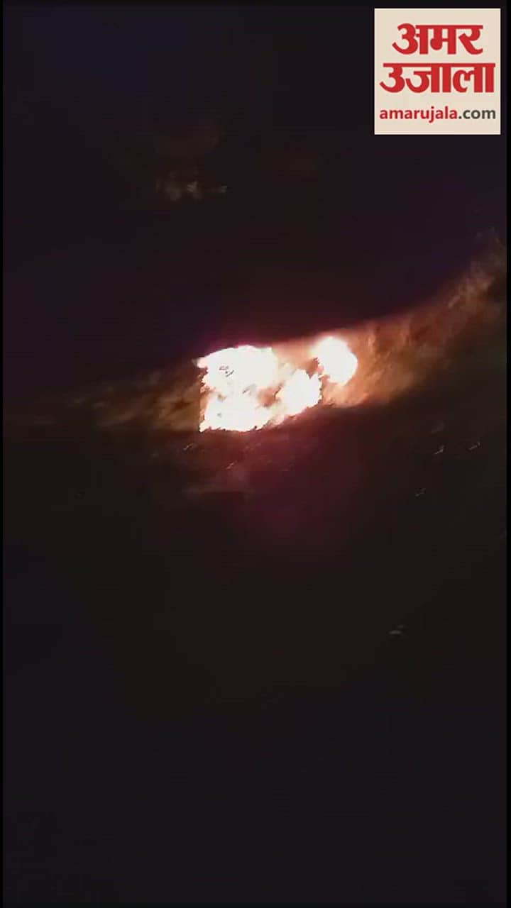 VIDEO : बदायूं में हाईवे पर डीसीएम की साइड लगने से खाई में पलटा ट्रक, लगी आग, चालक-हेल्पर ने कूदकर बचाई जान