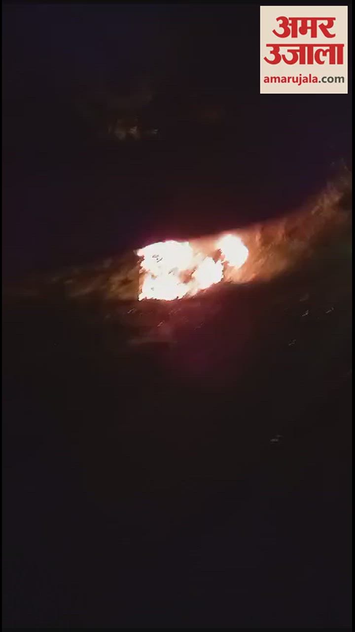 VIDEO : बदायूं में हाईवे पर डीसीएम की साइड लगने से खाई में पलटा ट्रक, लगी आग, चालक-हेल्पर ने कूदकर बचाई जान