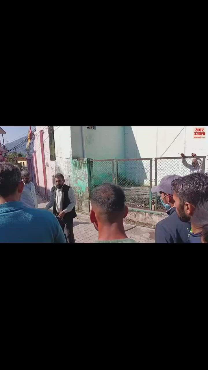 VIDEO : रियासी के पार्क में धूप सेंक रहे थे लोग, तभी दिखा सांप, व्यक्ति ने हाथों से पकड़ा