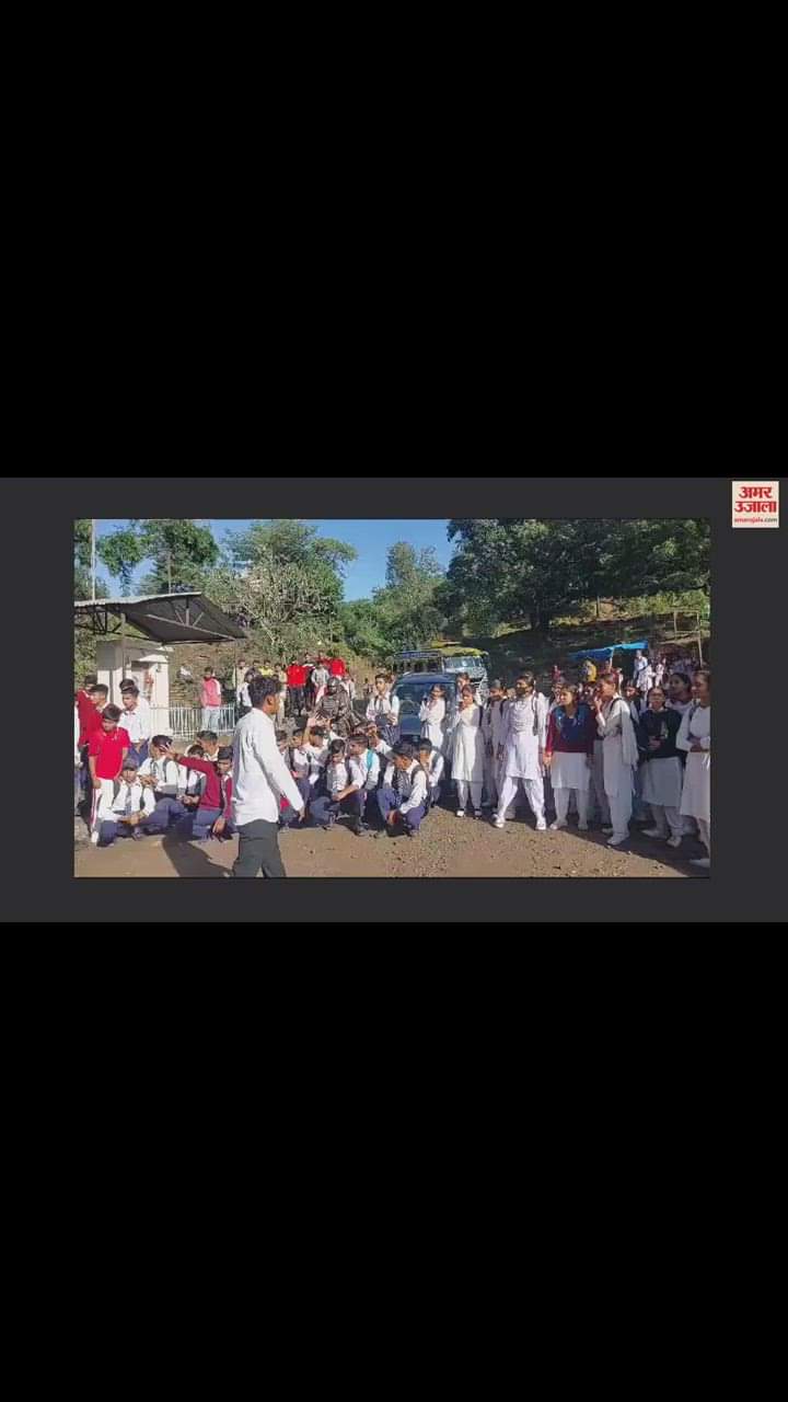 VIDEO : Anger among students due to not getting mini bus on time road jam in Ramnagar