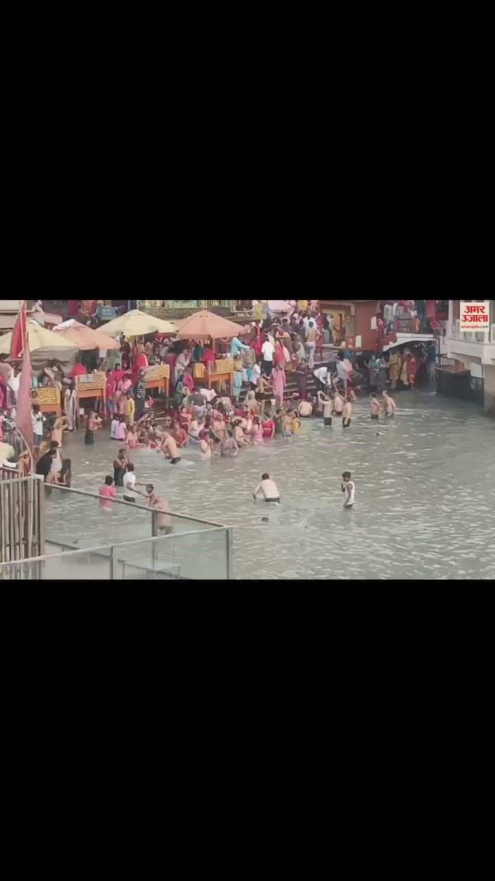 VIDEO : चंद्रग्रहण खत्म होते ही हर की पैड़ी पर स्नान के लिए उमड़ी श्रद्धालुओं की भीड़
