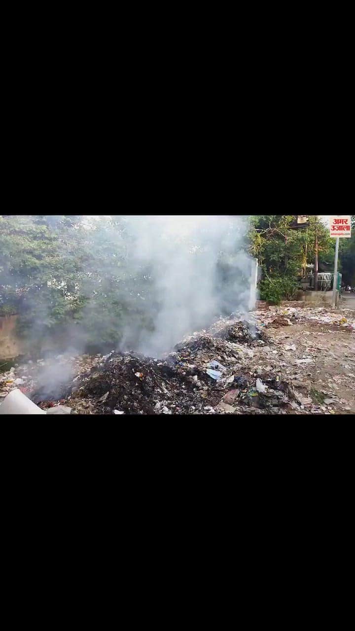 VIDEO : Employees set fire to garbage heap in Meerut