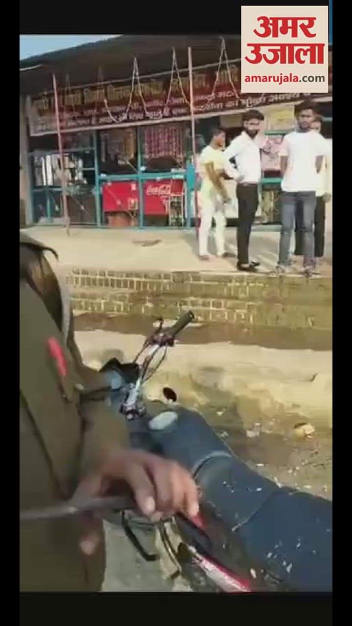 VIDEO : ड्यूटी पर नशे में टल्ली सिपाही को लोगों ने टोका तो पहले जोड़े हाथ, फिर बोला- चलो... फोटो खींच लो