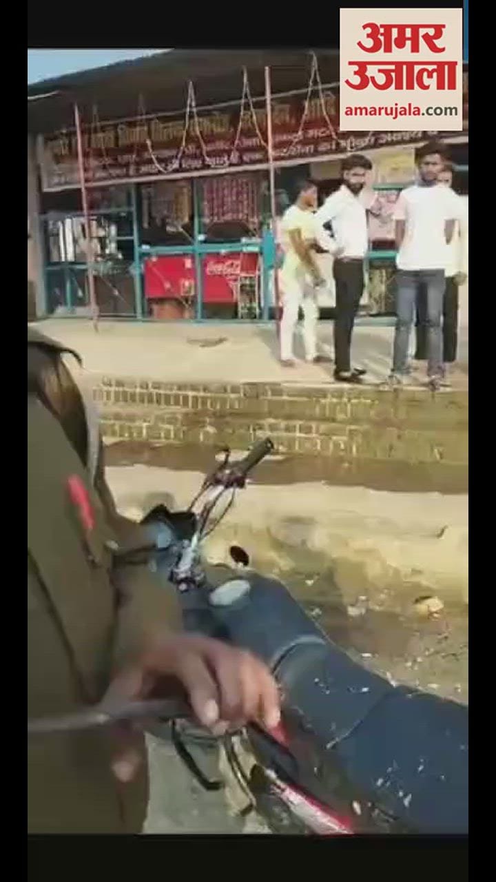 VIDEO : ड्यूटी पर नशे में टल्ली सिपाही को लोगों ने टोका तो पहले जोड़े हाथ, फिर बोला- चलो... फोटो खींच लो