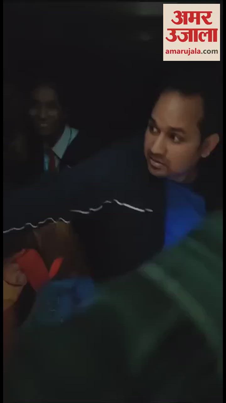 VIDEO : आठ बच्चों समेत 10 लोग लिफ्ट में फंसे, 20-25 मिनट तक हलक में अटक रही जान