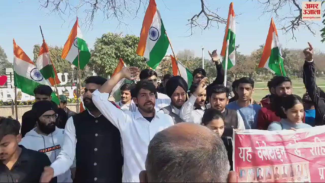 VIDEO : Jammu University students remember the martyrs of Pulwama