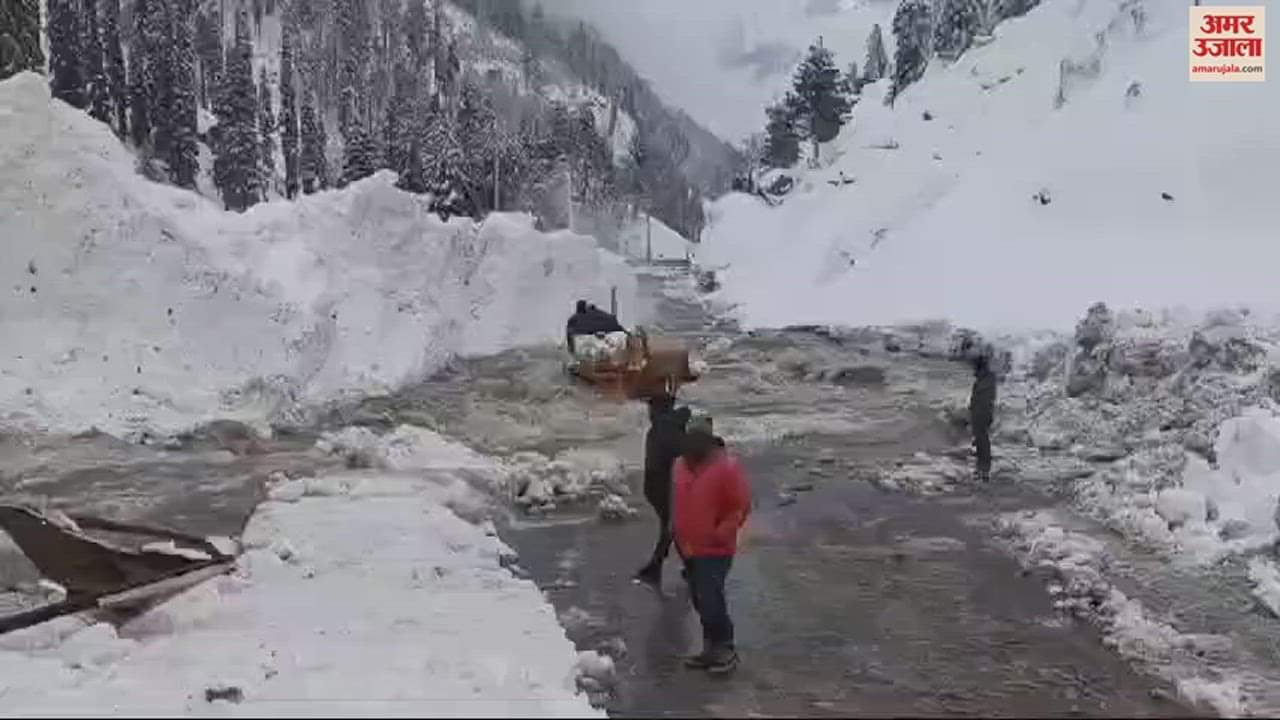 VIDEO : Avalanche in Sonamarg, snow mounds blocked Sindh drain, road submerged in water