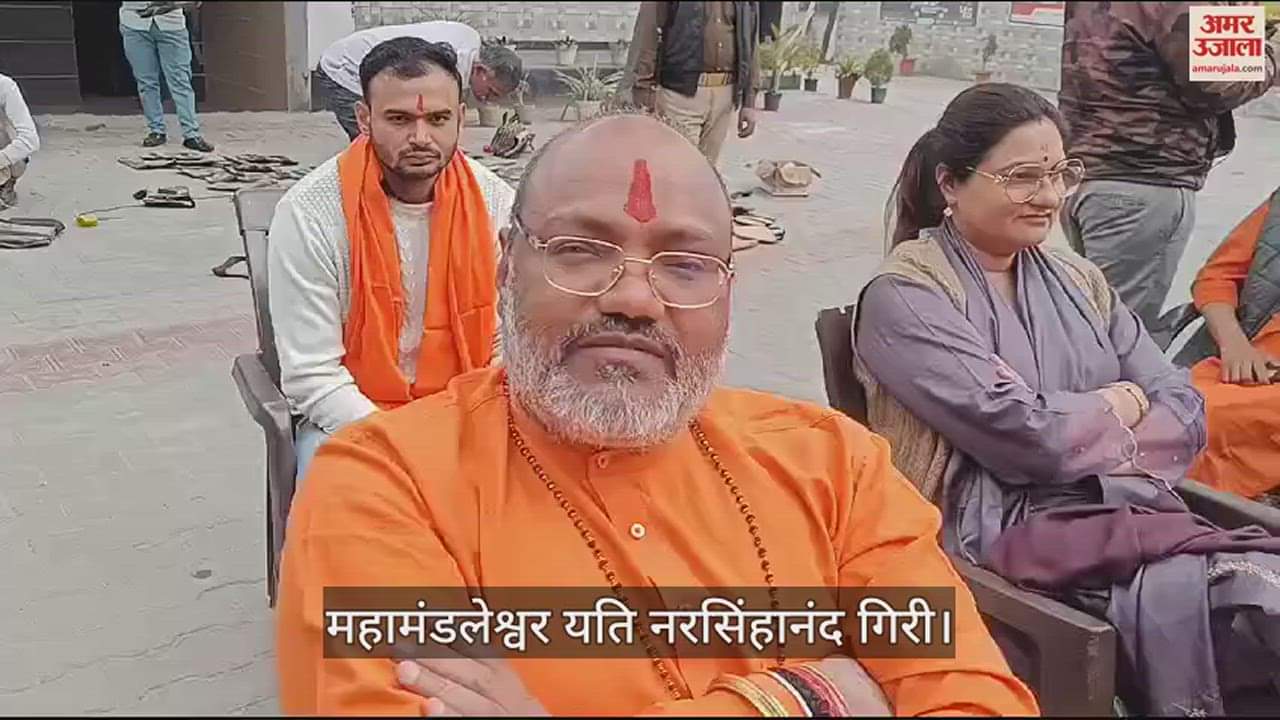 VIDEO : Police stopped mahamandaleshwar yati narasimhanand giri in meerut