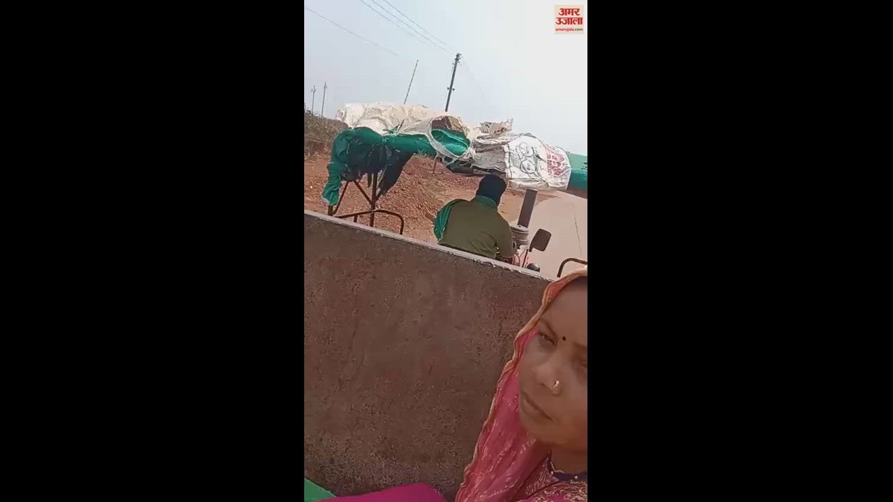 VIDEO : प्रशासन ने महिलाओं को कचरे की गाड़ी में बिठाया, वीडियो वायरल