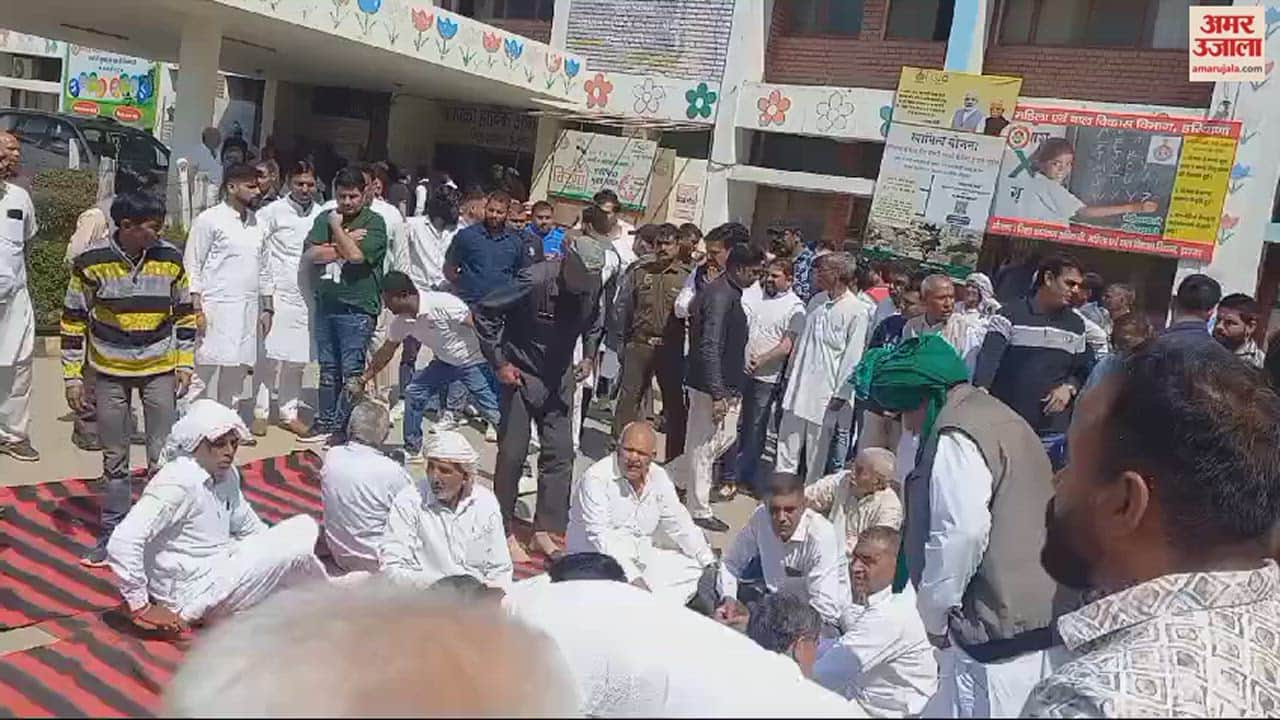 VIDEO : झज्जर में नफे सिंह राठी के परिजनों व ग्रामीणों ने लघु सचिवालय के बाहर दिया धरना