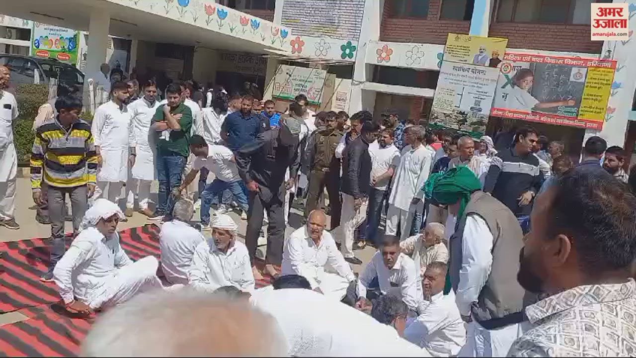 VIDEO : झज्जर में नफे सिंह राठी के परिजनों व ग्रामीणों ने लघु सचिवालय के बाहर दिया धरना