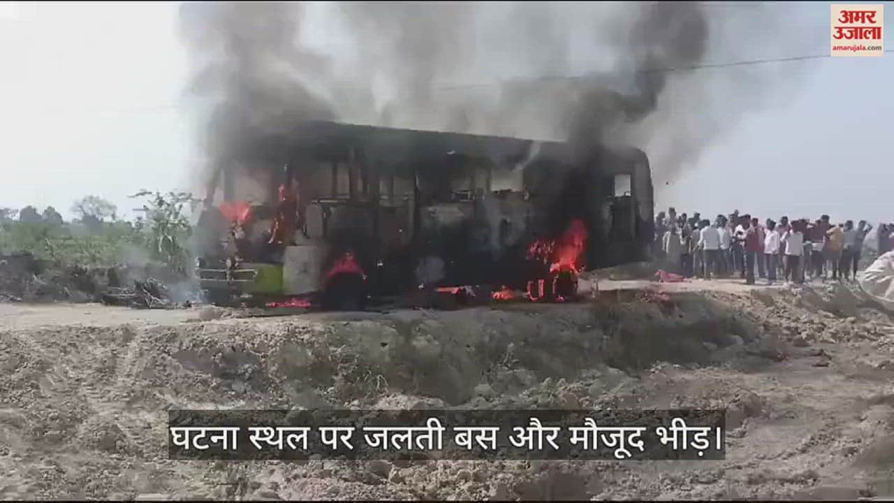 VIDEO : private Bus fired after contact with HT line in ghazipur