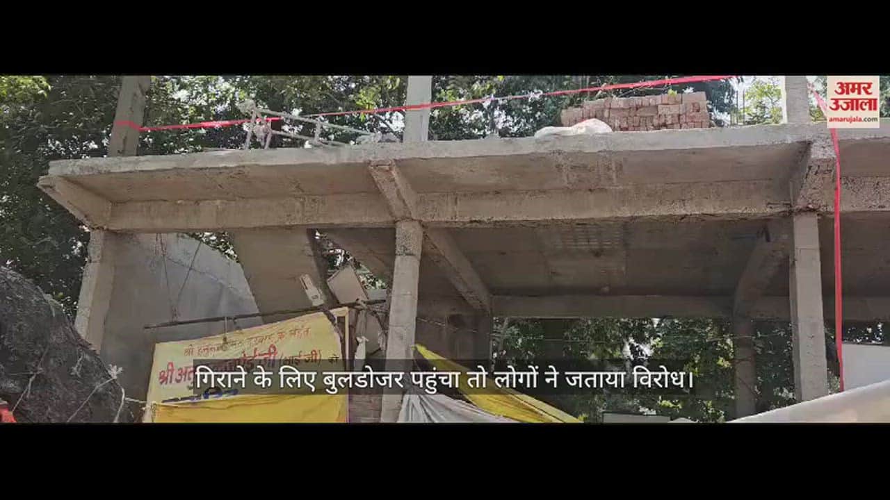 VIDEO : कानपुर में महापौर ने मंदिर की आड़ में हो रहे अवैध निर्माण को सील कराया