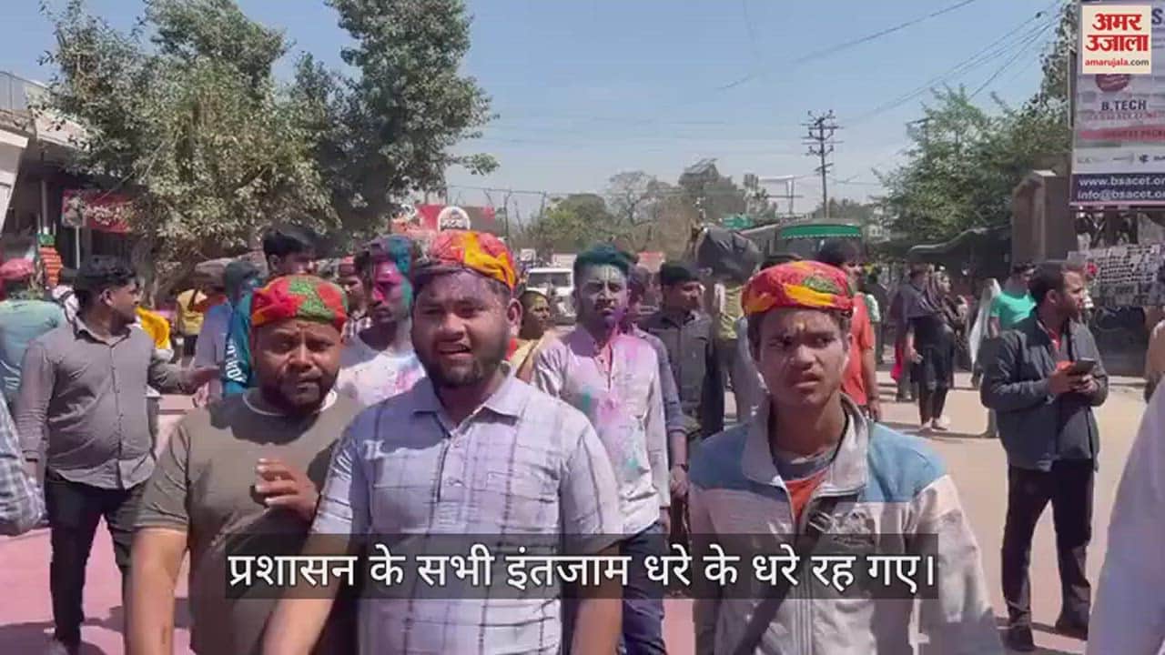 VIDEO : बरसाना की लड्डू होली के लिए भारी संख्या में पहुंच रहे श्रद्धालु, 10 किमी लंबी लगी वाहनों की कतार