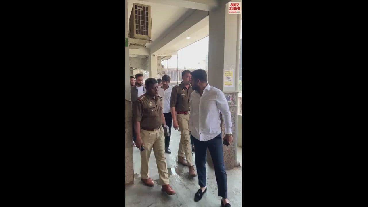 VIDEO : पुलिस हिरासत में बेफिक्र मुस्कुराते दिखा एल्विश, देखें वीडियो