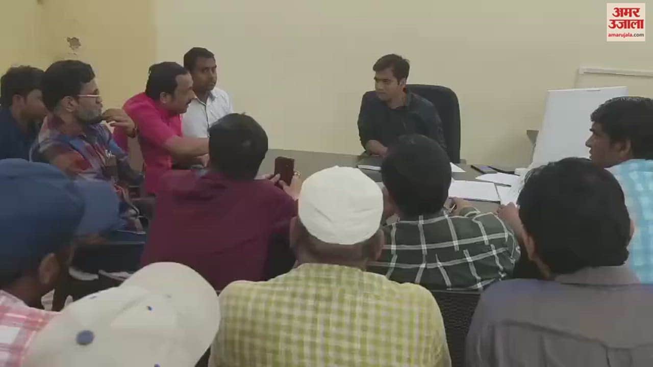 VIDEO : Demonstration regarding attack on employees who went to disconnect electricity connection