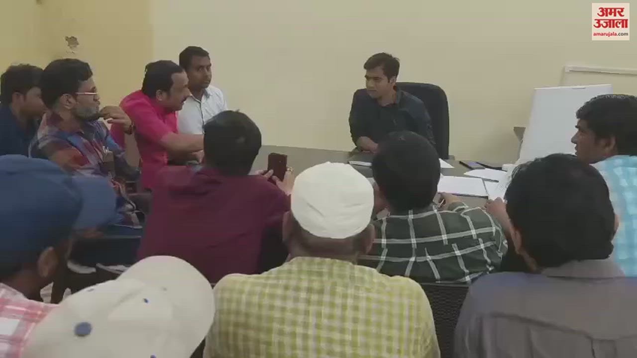 VIDEO : Demonstration regarding attack on employees who went to disconnect electricity connection