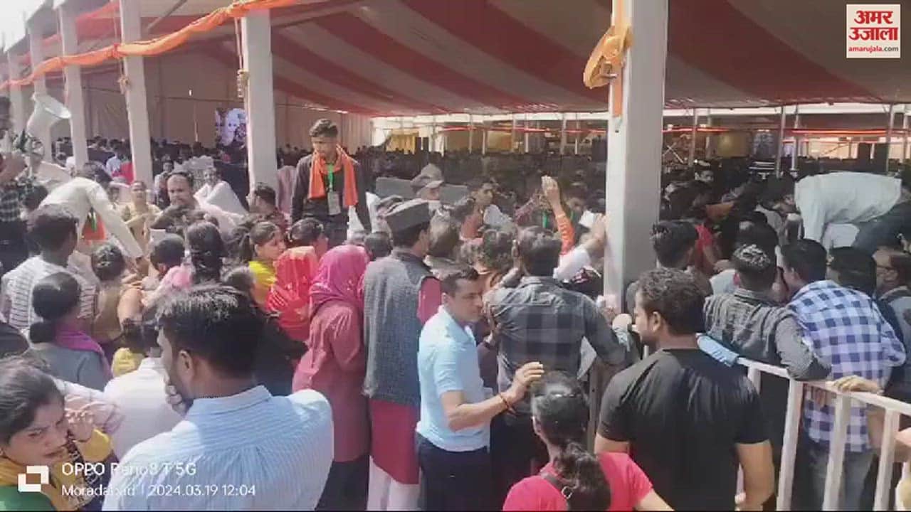 VIDEO : Bageshwar Baba in Moradabad, as soon as he reached the stage, the pandal echoed with cheers