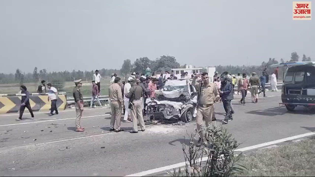 VIDEO : बरेली में बड़े बाईपास पर ट्रक की टक्कर से कार से उड़े परखच्चे, युवक की मौत