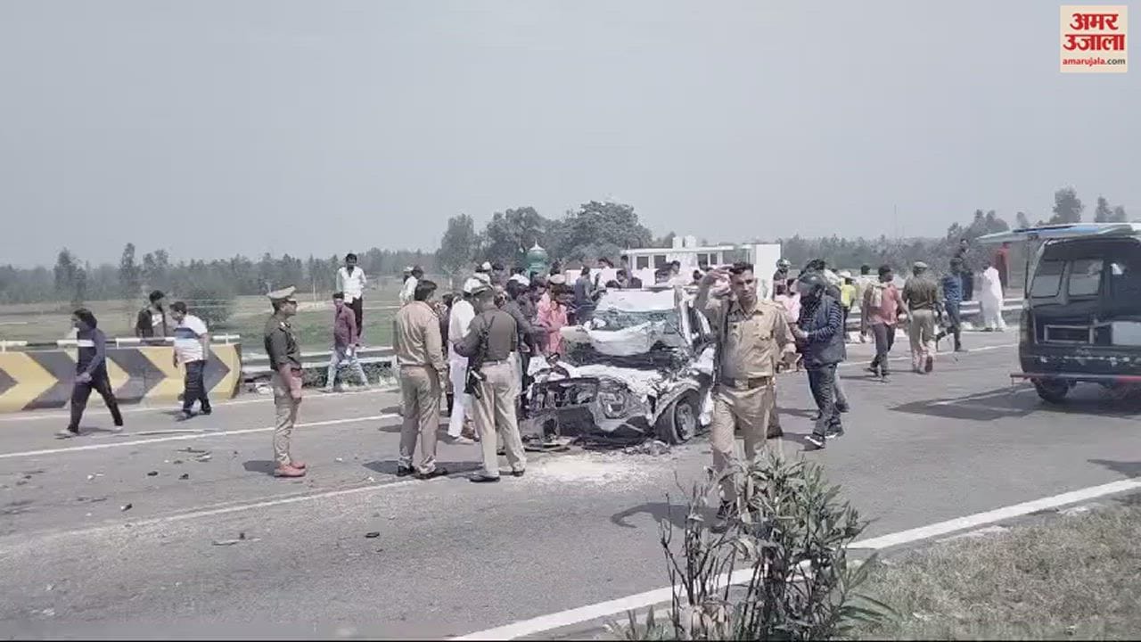 VIDEO : बरेली में बड़े बाईपास पर ट्रक की टक्कर से कार से उड़े परखच्चे, युवक की मौत