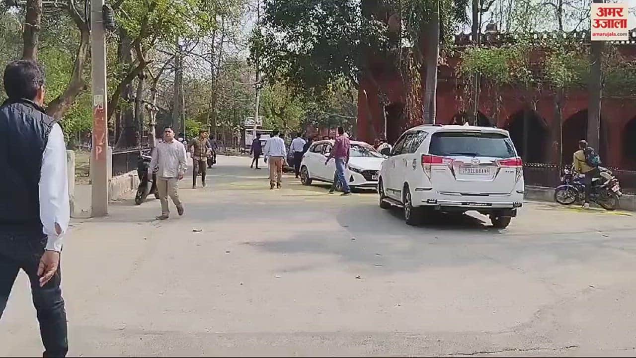 VIDEO : बरेली कॉलेज में कार में डीजे बजाकर छात्रनेताओं ने खेली होली, प्राचार्य से हुई बहस