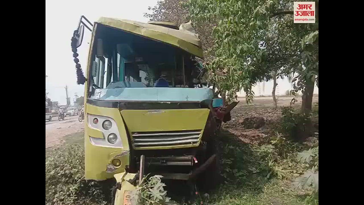 VIDEO : पीलीभीत में असम हाईवे पर खड़े ट्रक से टकराई बस, युवक की मौत, 12 घायल