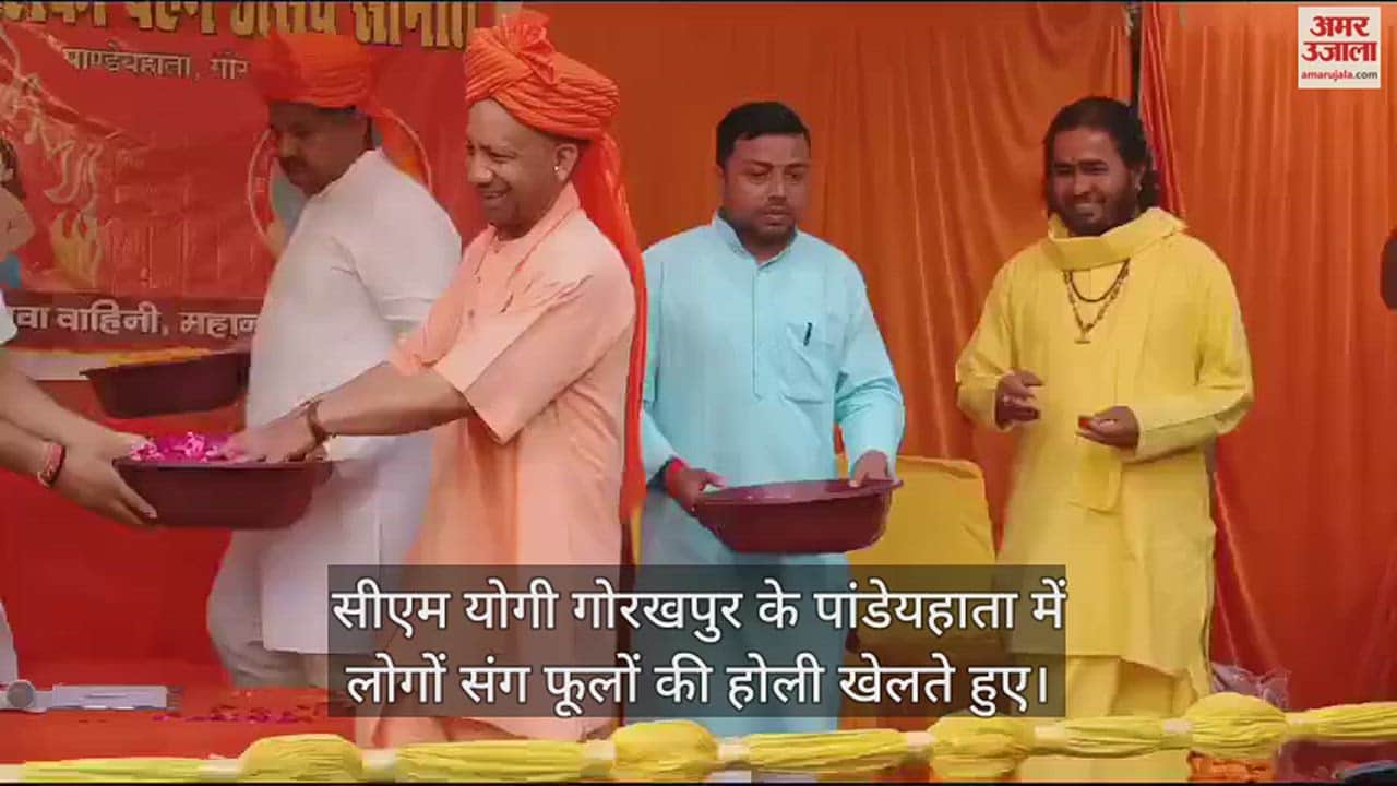 VIDEO : CM Yogi started the procession by performing the aarti of devotee Prahlad.