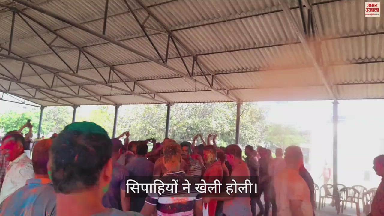 VIDEO : Holi celebrated SP with constables in Mau Police Line