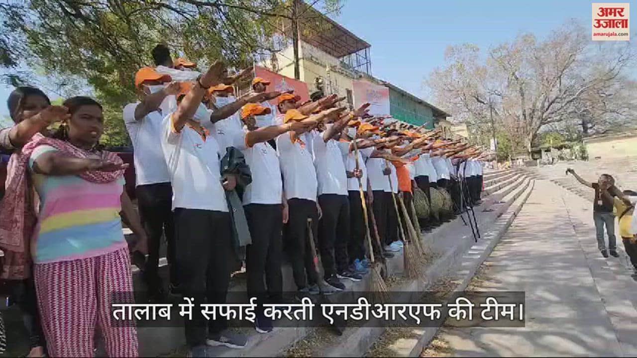 VIDEO : NDRF remove Algae and hyacinth from Pushkar pond in varanasi