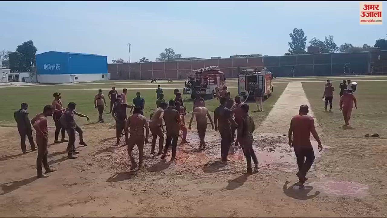 VIDEO : बरेली पुलिस लाइन में जवानों ने जमकर खेली होली, थानों में भी उड़ा रंग-गुलाल