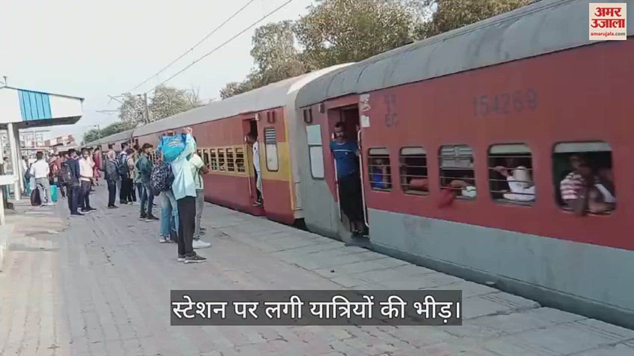 VIDEO : Waiting in train after holi fight for tickets