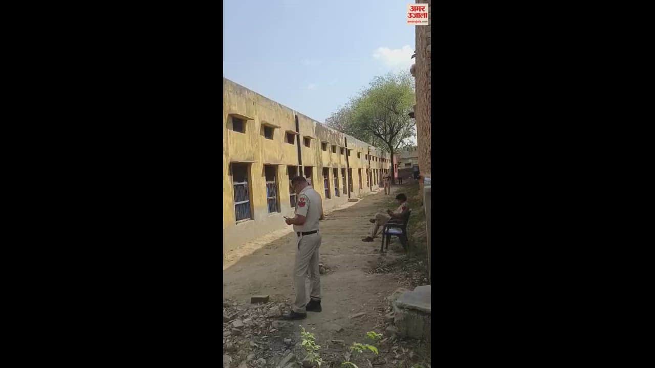 VIDEO : रोहतक में परीक्षा केंद्र में पुलिसकर्मी पर पर्ची पहुंचाने का आरोप, वीडियो वायरल