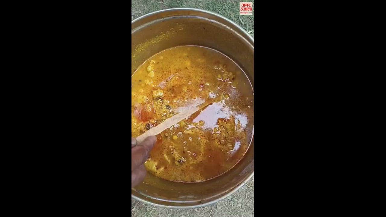 VIDEO : बच्चों को परोसे गए मिडडे मील में निकले कीड़े, स्कूल में अभिभावकों ने किया हंगामा