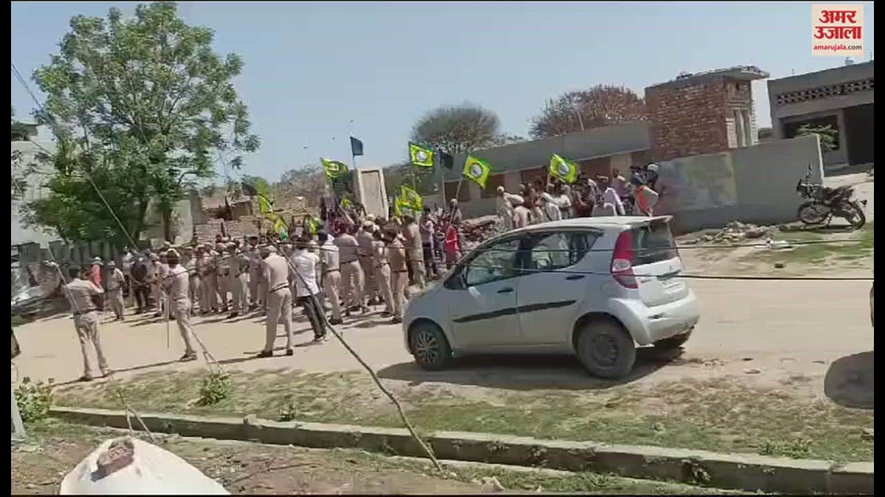 VIDEO : फतेहाबाद में गांव चनकोठी में किसानों ने विधायक लक्ष्मण नापा का किया विरोध
