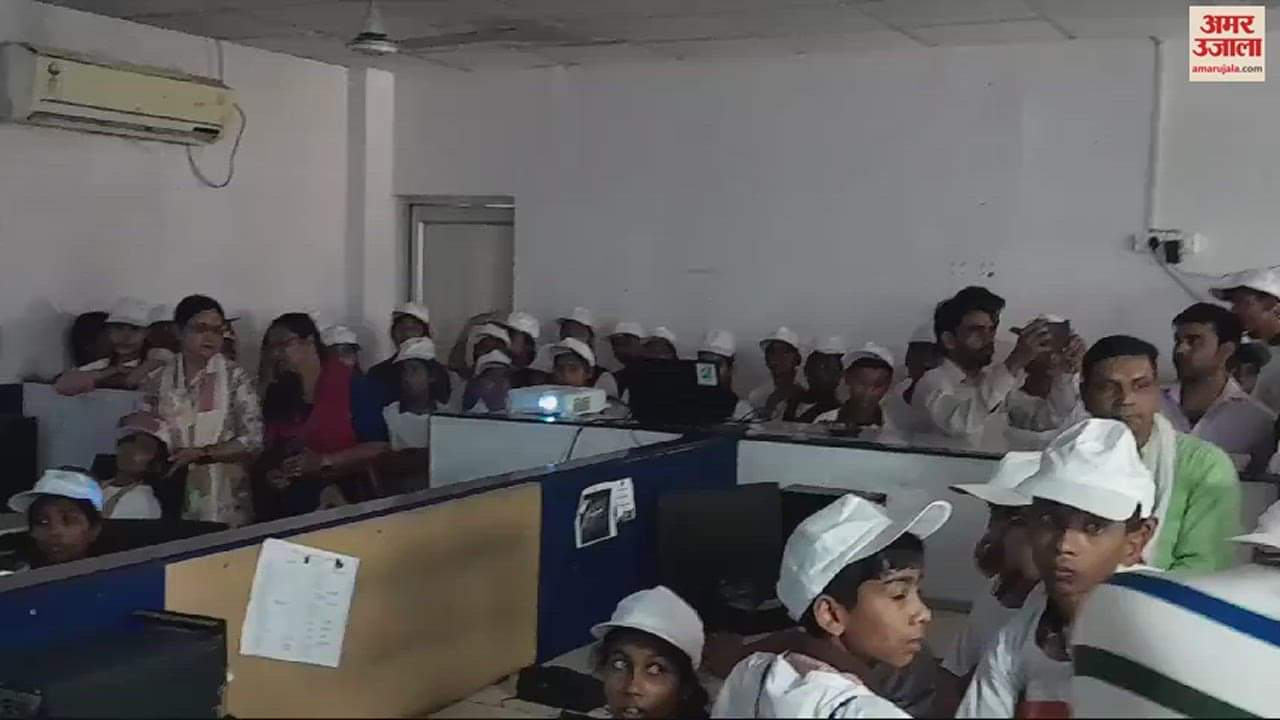 VIDEO : Students of Bilari Development Block learned the intricacies of the newspaper, visited Amar Ujala office