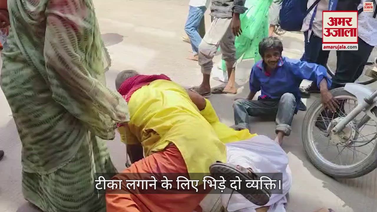 VIDEO : Video viral of two people clashed to make tika chandan to devotees in varanasi