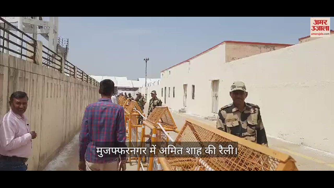 मंच पर मौजूद नेता