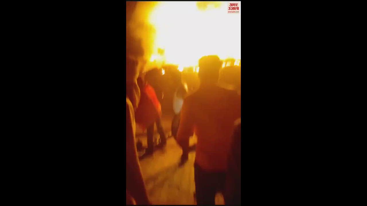 VIDEO : झोपड़ीनुमा घर में लगी आग, गृहस्थी का सामान जला, बाल-बाल बचा परिवार