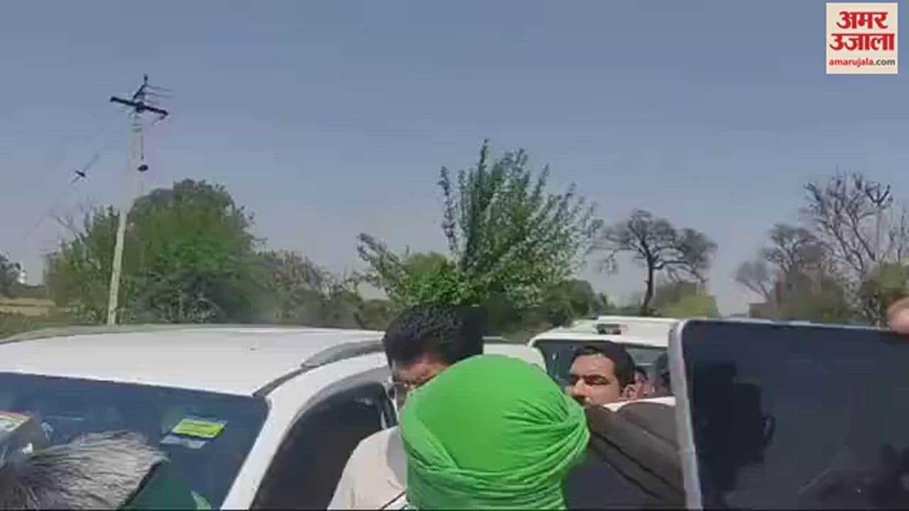 VIDEO : गांव नाड़ा में किसानों ने दुष्यंत चौटाला को दिखाए काले झंडे, गाड़ी के सामने खड़े होकर नारेबाजी की