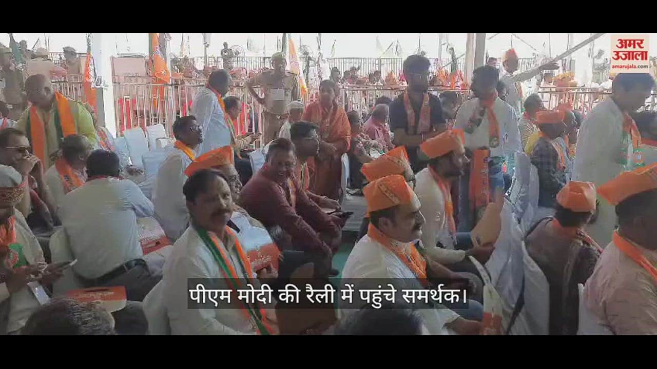 मंच पर पहुंचे सीएम