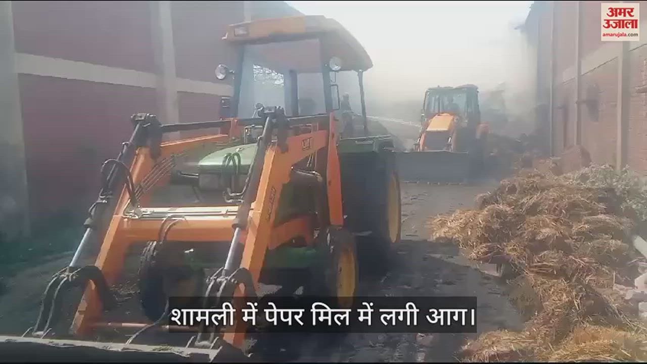 आग बुझाता दमकलकर्मी