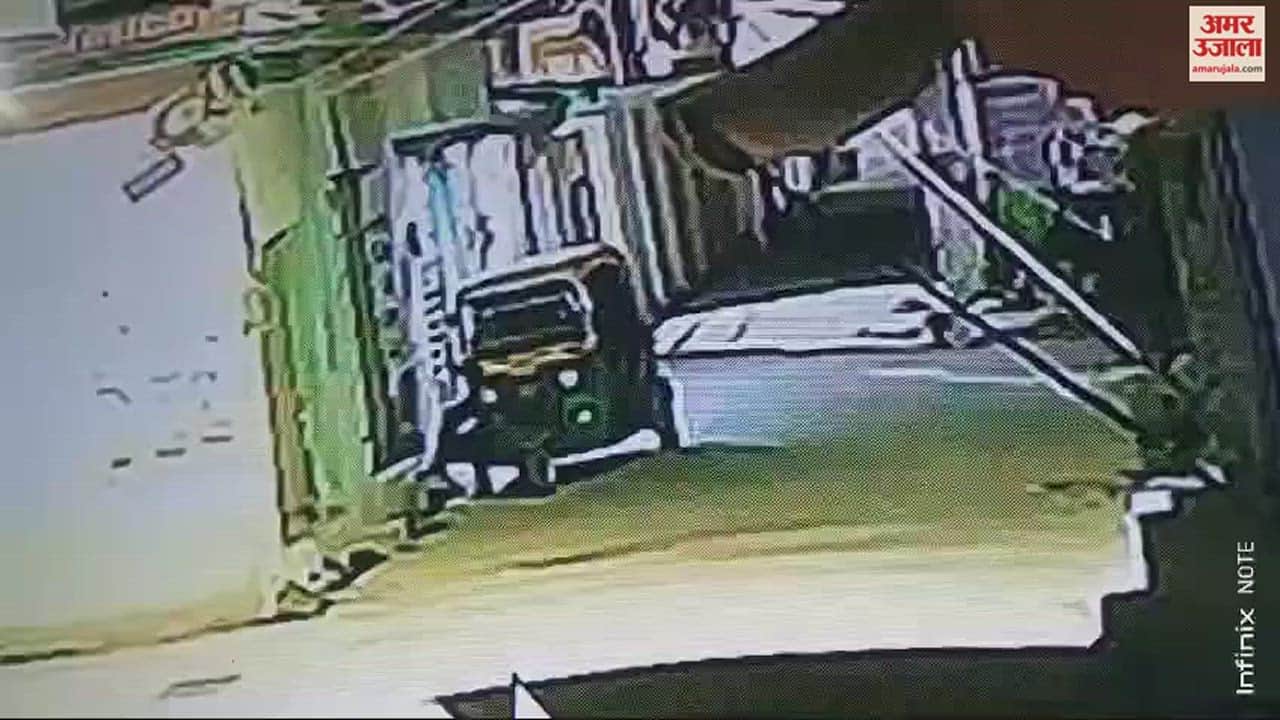 VIDEO : बरेली में भाजपा नेता की फोटोस्टेट की दुकान में पेट्रोल डालकर आग लगाई