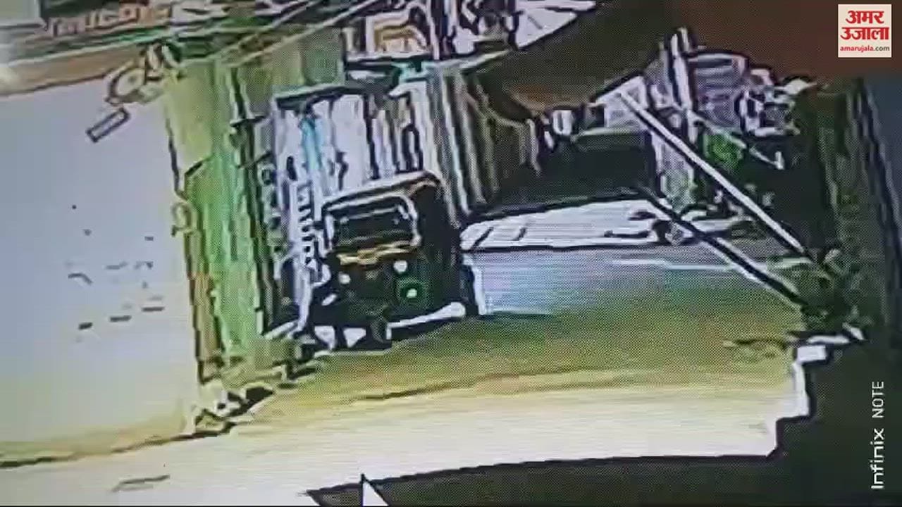 VIDEO : बरेली में भाजपा नेता की फोटोस्टेट की दुकान में पेट्रोल डालकर आग लगाई