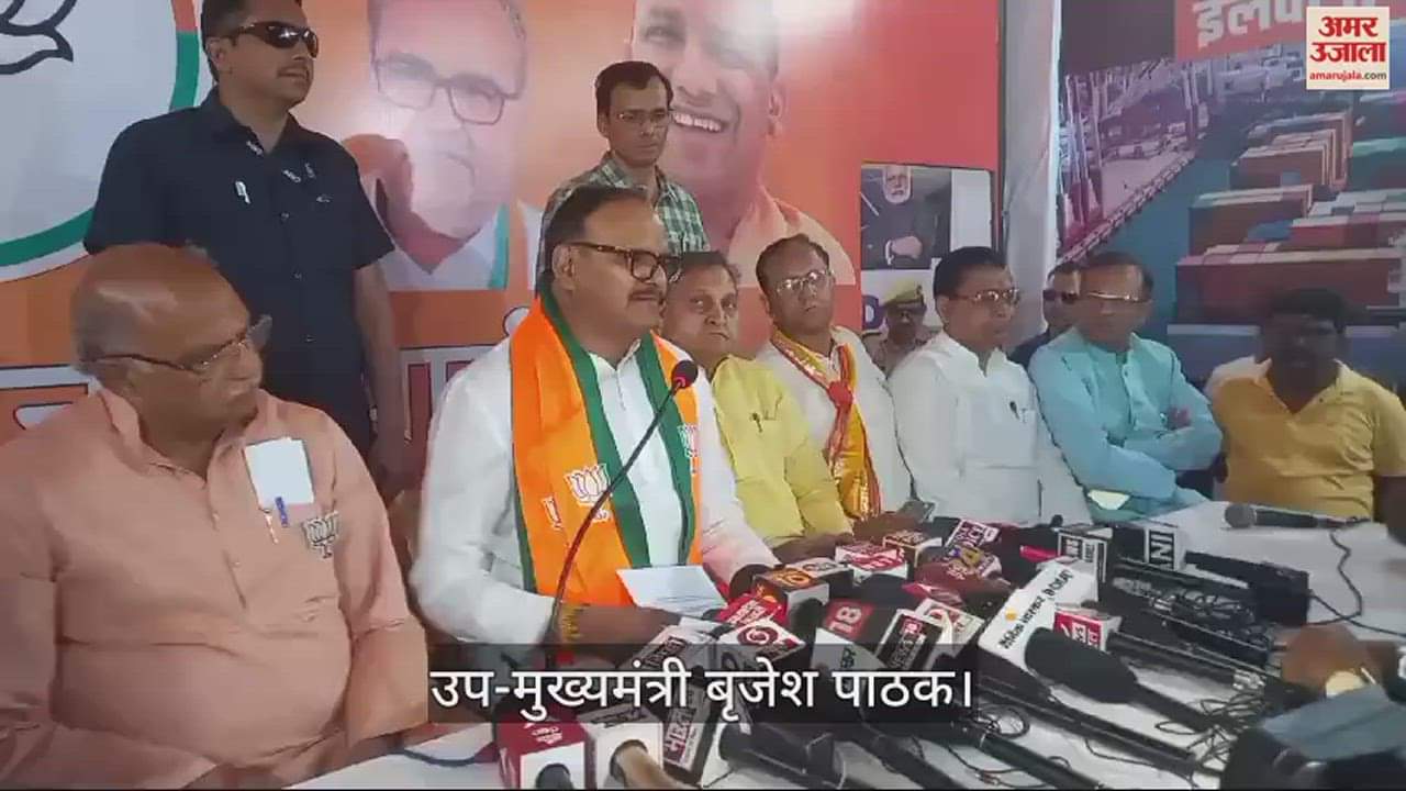 मेरठ में बोलते डिप्टी सीएम बृजेश पाठक।